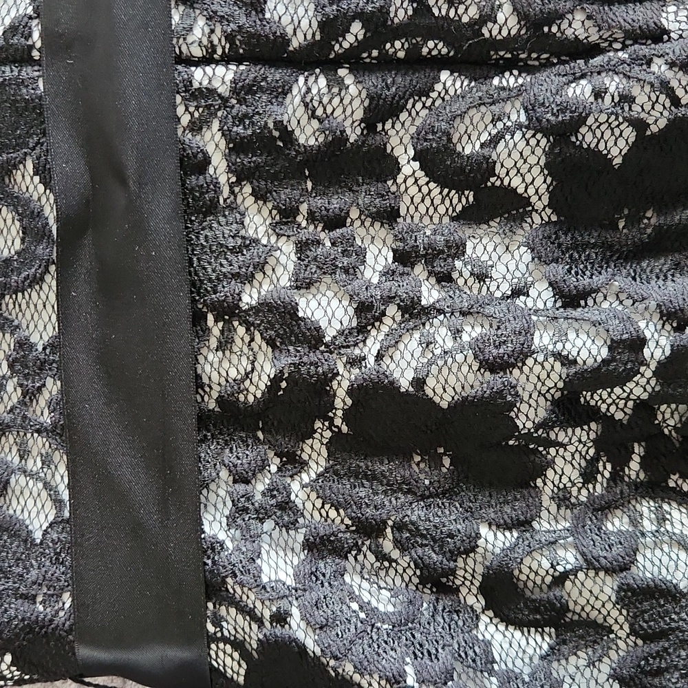 Frank Lyman Elegant Black And White Lace Dress With Keyhole Back - Picture 5 of 5